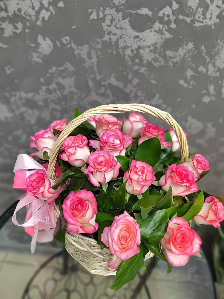 Цветочная композиция из Розы в корзине в Осе