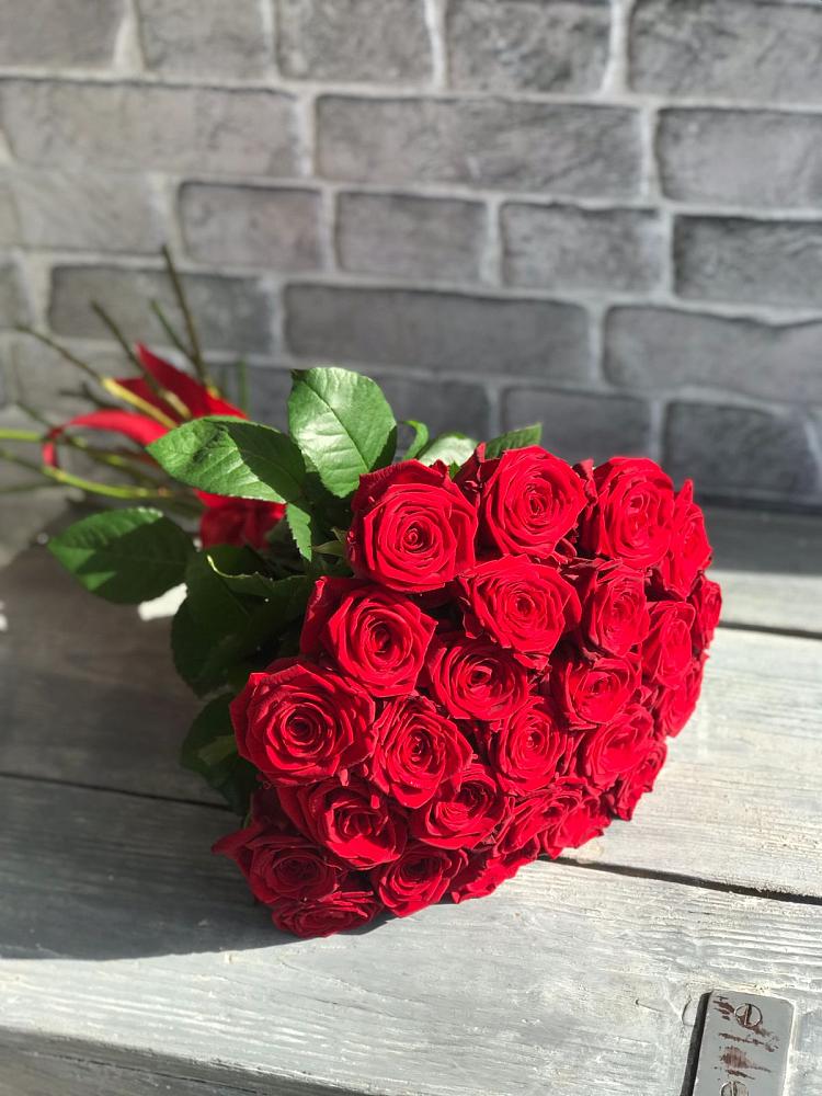 Букет Красные розы Фридом в Осе