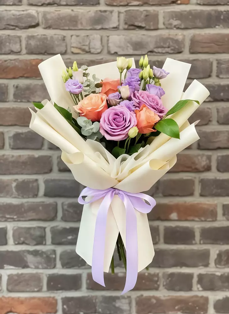 Букет цветов из: Лизиантусы и Розы в Осе