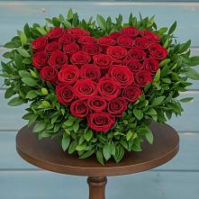 Цветочная композиция из Розы в виде сердца в Осе