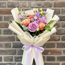 Букет цветов из:  Лизиантусы и Розы в Осе