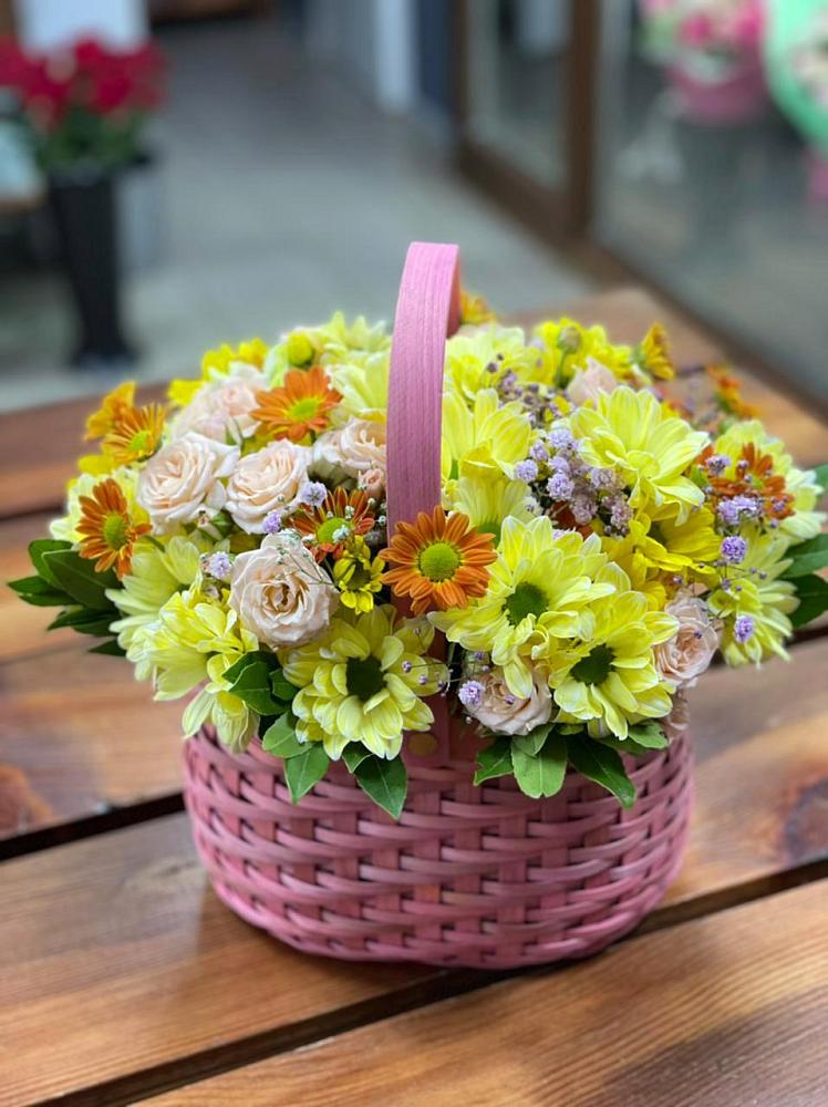 Цветочная композиция из Хризантемы и Розы в корзине в Осе