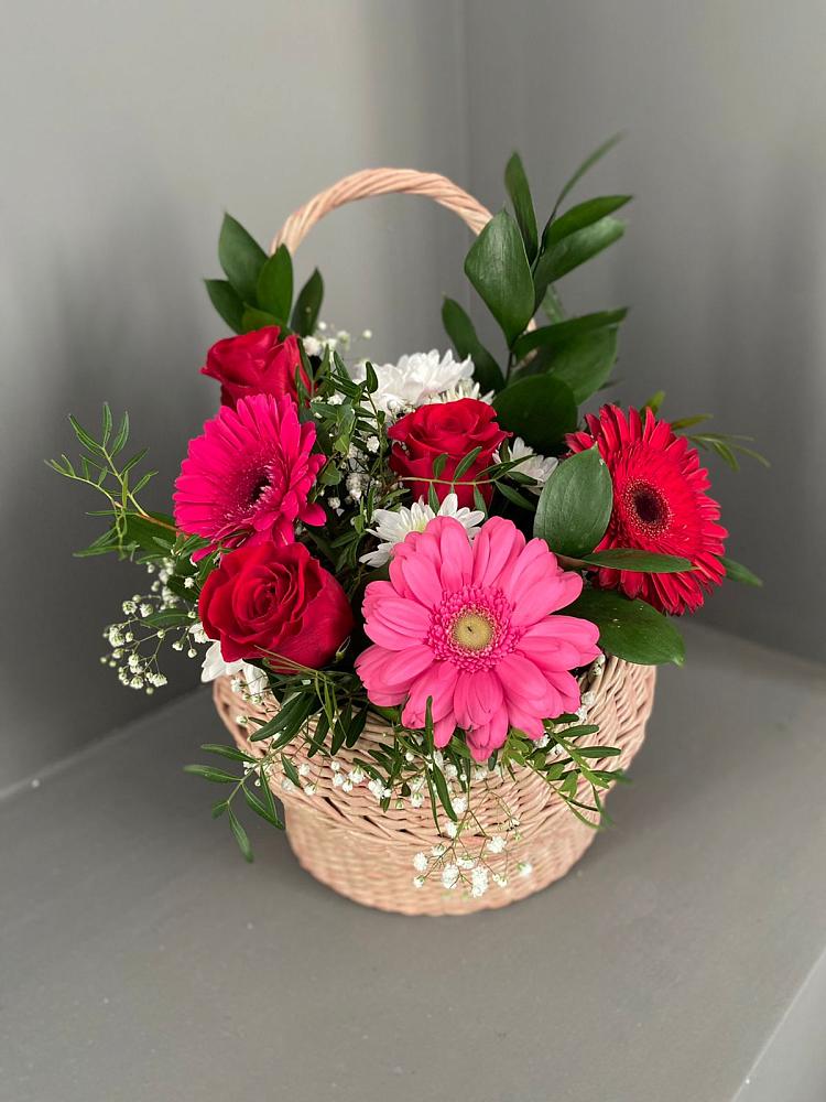 Цветочная композиция из Розы, Хризантемы и Герберы в корзине в Осе