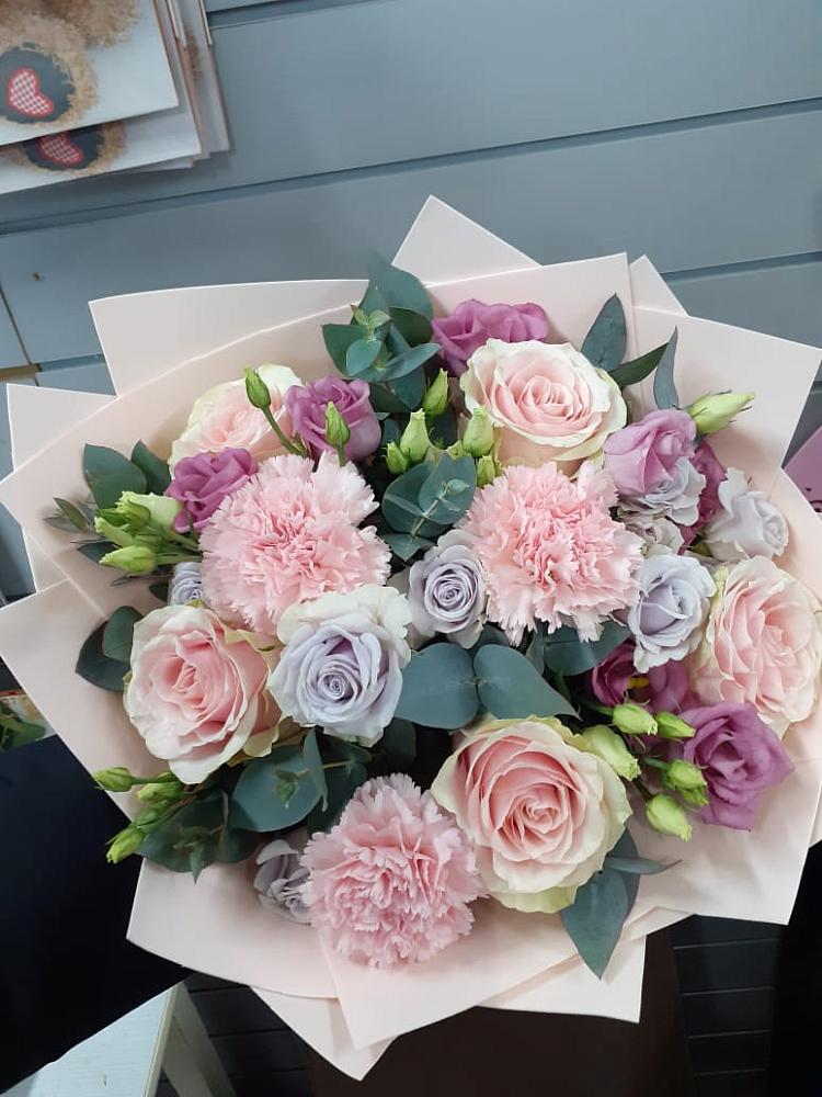 Букет цветов из: Розы, Гвоздики и Лизиантусы в Осе