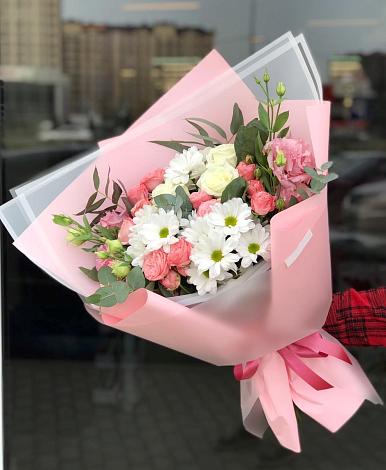 Букет цветов из: Розы, Лизиантусы и Хризантемы в Осе