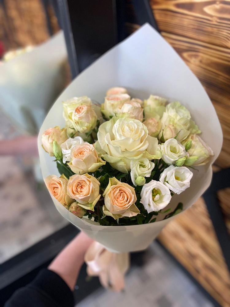 Букет цветов из: Розы и Лизиантусы в Осе